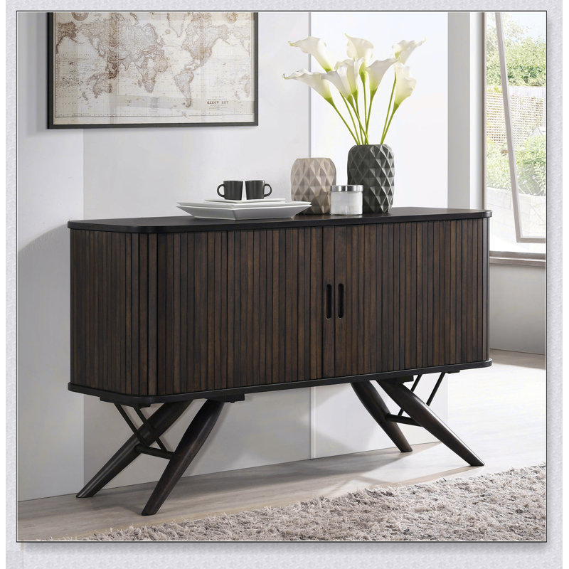 Buffet Wes à 2 portes en noyer foncé Wes avec beaucoup de rangement, pour organiser et améliorer l'esthétique de n'importe quelle pièce.