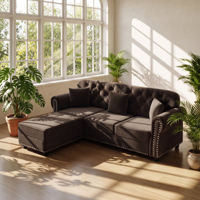 Canapé Chesterfield deux places capitonné en velours avec pouf BOBBY FURNITURE, 210 cm (L) x 76 cm (P) x 86 cm (H).