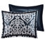 Édredon 8 pièces pour grand lit bleu marine / argent. Tissage de médaillon captivant. Rempli. Comprend un édredon, des taies décoratives européennes, des coussins décoratifs et une jupe de lit. Bleu marine / argent lavable à la machine. Envoûtant. . Contient 1 2