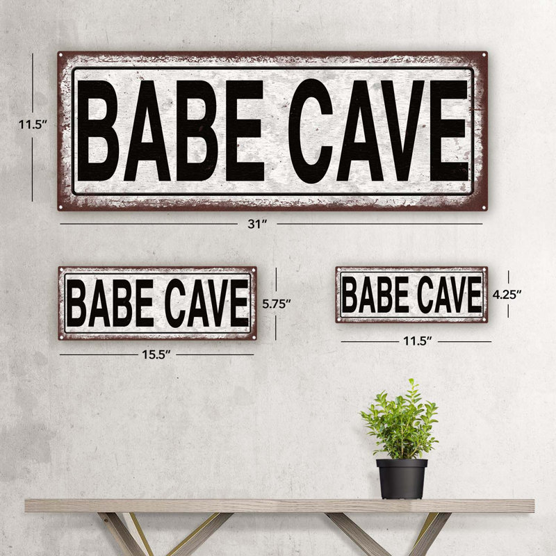 "Babe Cave" sur métal, H 5,75 po x l 15,5 po
