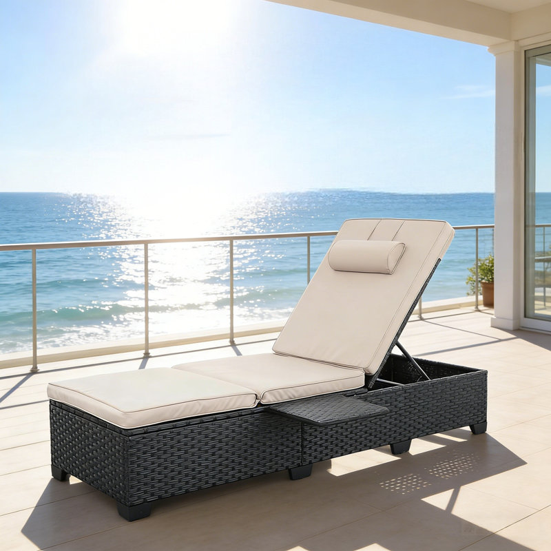 Ensemble de chaise longue d'extérieur en rotin deux pièces, noir avec coussin de siège kaki, dossier réglable, idéal pour se détendre au bord de la piscine.