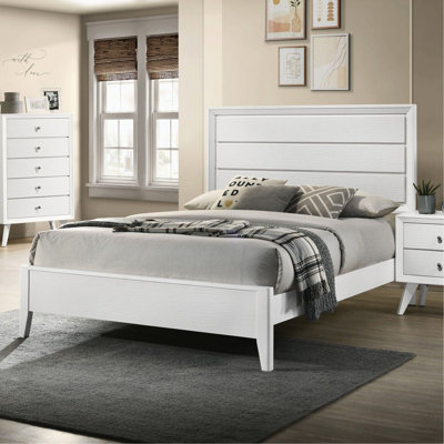 Cadre de lit grand contemporain blanc avec texture ondulée sur panneau, structure en bois massif, style d'angle, pieds inclinés, base requise pour la taille, tête de lit à panneau, matériau, design,