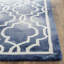 Tapis bleu / ivoire en laine touffeté à la main Deschamps-1897912898