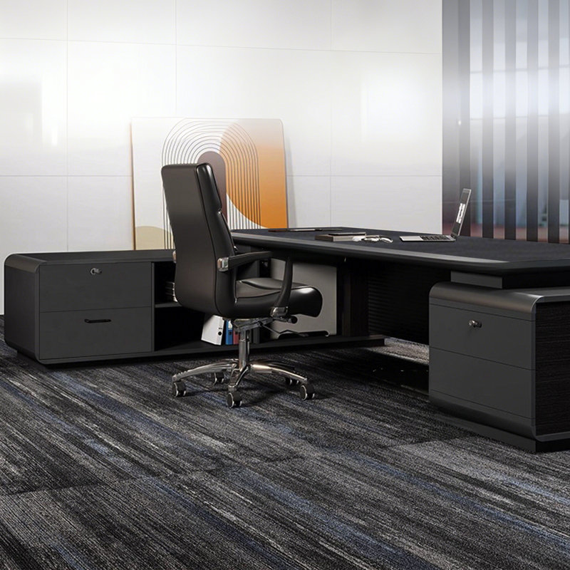 Bureau de direction moderne en forme de L gris foncé avec peinture de cuisson et rangement de grande capacité et multiprise intégrée