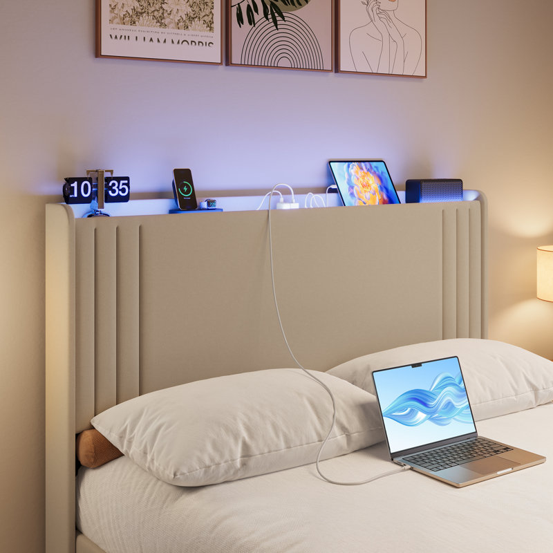 Ensemble de meubles de chambre à coucher comprenant un cadre de lit Queen rembourré beige avec tête de lit DEL RVB et station de recharge, 2 commodes blanches à 5 tiroirs