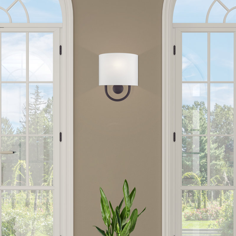 Applique murale 1 lumière ADA en nickel brossé avec abat-jour en tissu blanc cassé fabriqué à la main, Bronze