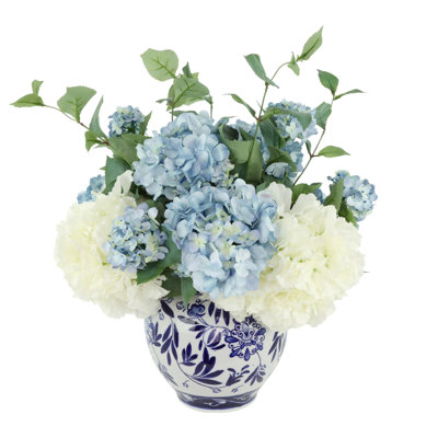 Hortensias disposés dans un vase décoratif