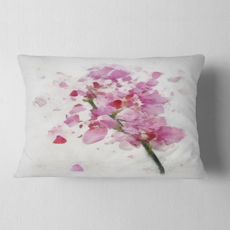 Coussin décoratif à fleurs roses et pétales tombants