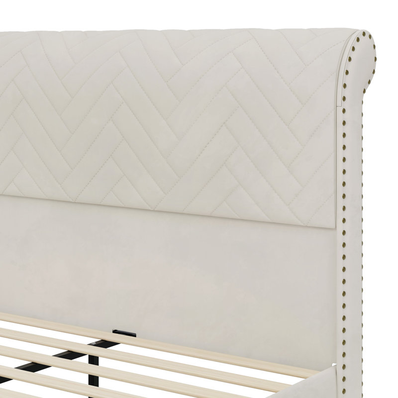 Lit plateforme tapissier avec tête de lit-bateau, coutures à chevrons et garniture cloutée, aucun sommier nécessaire, beige