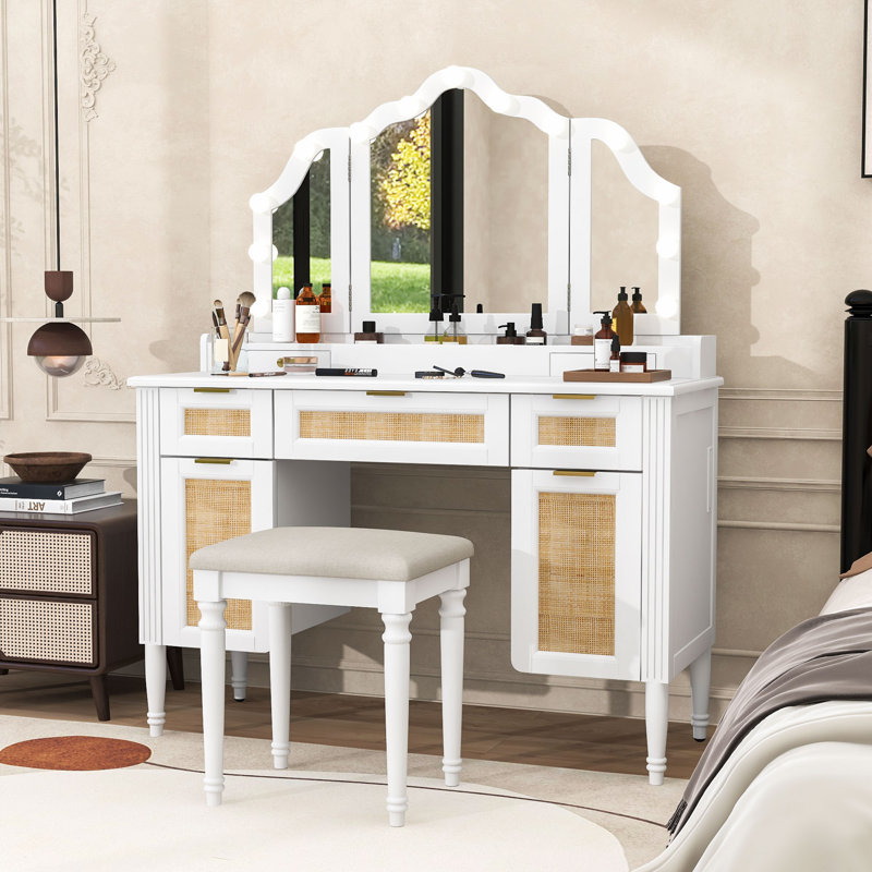 Ensemble de coiffeuse avec miroir à trois volets, station de charge intégrée et tiroirs de rangement, White