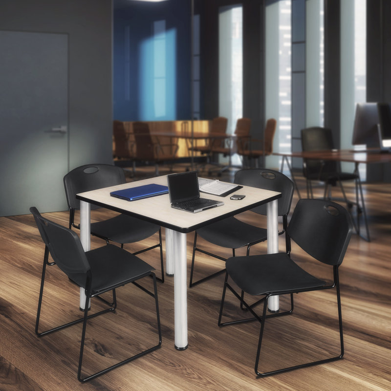 Plateau de table Kee Square, 4 chaises empilables Zeng, H 29 po x l 42 po x P 42 po, Érable, Chrome