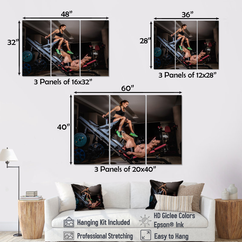 «Man Doing Leg Presses With His Trainer» - Ensemble de décoration murale aérobie et musculation, H 40 po x l 60 po