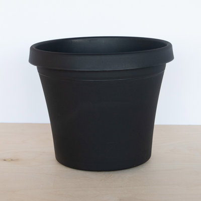 Terra Traditional Plastic Indoor/Outdoor Pot Planter