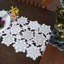 Chemin de table flocons de neige gris argenté et blanc pour les vacances de Noël ou l'hiver (13,5 po x 70 po)