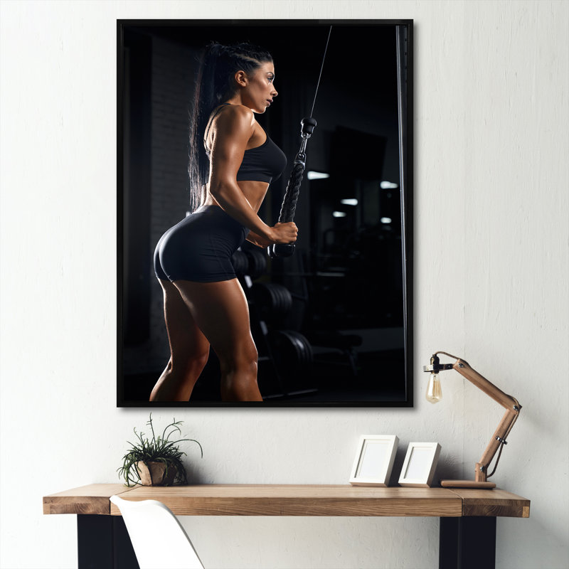 Haltérophile femme Gym Portrait II - reproduction sur toile, Cadre flottant noir, H 40 po x l 30 po x P 1,5 po