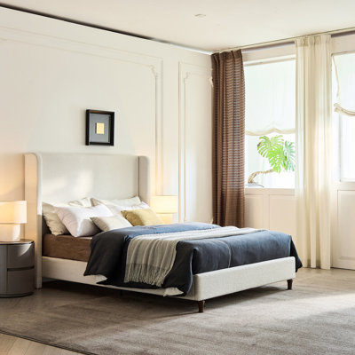 Très grand lit crème blanc avec tête de lit de 54 po de hauteur, sans sommier, structure en métal, pieds en bois de chêne massif, décor de chambre à coucher contemporain