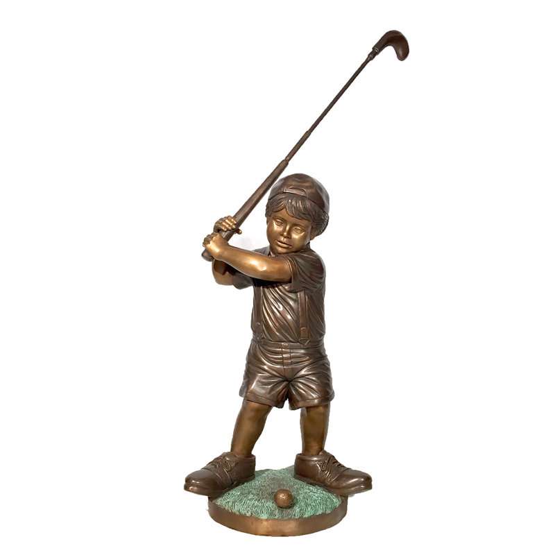 Sculpture bronze d'un garçon jouant au golf dans de grandes chaussures
