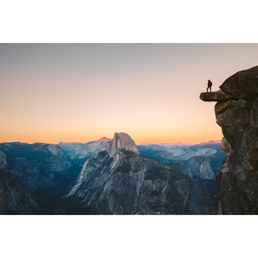 Wanderer im Yosemite von Bluejay - Leinwandbilder auf Leinwand gedruckt