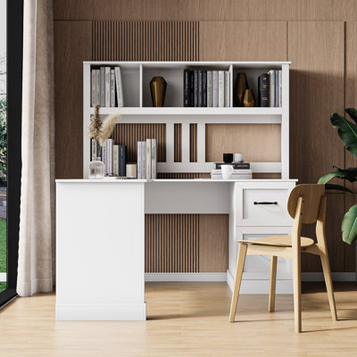 Bureau d'ordinateur à domicile avec huche