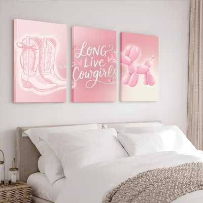 Ensemble de 3 tableaux sur toile tendue représentant des bottes de cowboy roses, un chien en ballon et l'inscription « Vive les cowgirls ».