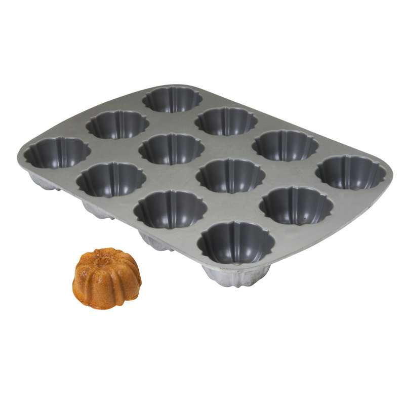Focus Foodservice 12 Cup Non-Stick Aluminum Muffin Pan with Lid