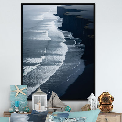 Vue aérienne de la plage de sable noir I - plage et océan, art mural