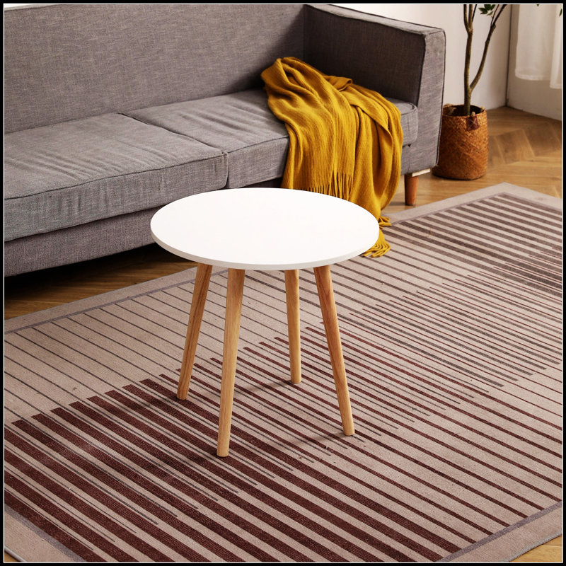 Table basse élégante au design minimaliste pour les intérieurs modernes, parfaite pour les petits espaces et les décors contemporains.