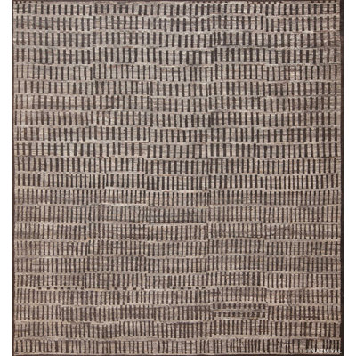 Tapis tribal moderne à motif géométrique gris et neutre One-of-a-Kind