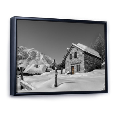 Maison alpine sur une montagne enneigée - photographie sur toile