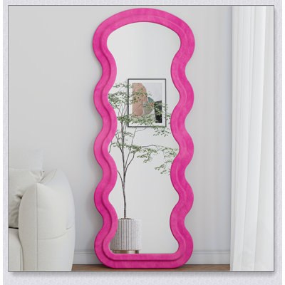 Miroir de plancher en flanelle pleine longueur rose avec support pour chambre à coucher et salon, option polyvalente de suspension ou inclinée.