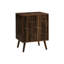 Table d'appoint de 23 po de hauteur avec stratifié noyer: pieds en bois massif, armoire de rangement, loquet, tablette réglable pour le salon et la chambre à coucher