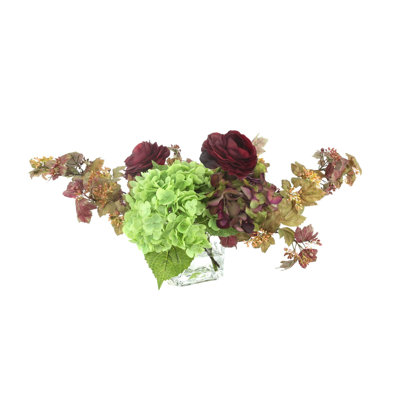 Hortensia et renoncule dans un vase en verre