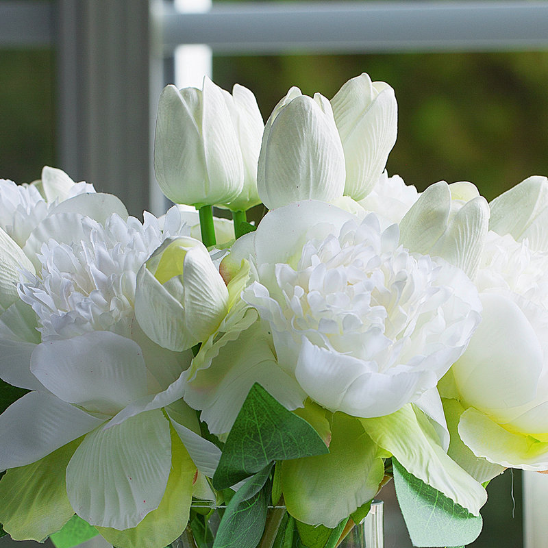 Arrangements floraux mixtes dans un vase, Crème