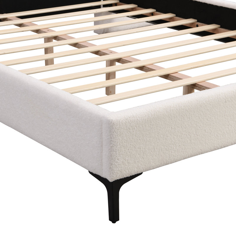 Grand lit tapissier blanc avec lumières encastrées et tablettes pratiques, élégance chic pour la chambre à coucher avec ajout d'esthétique de lecture