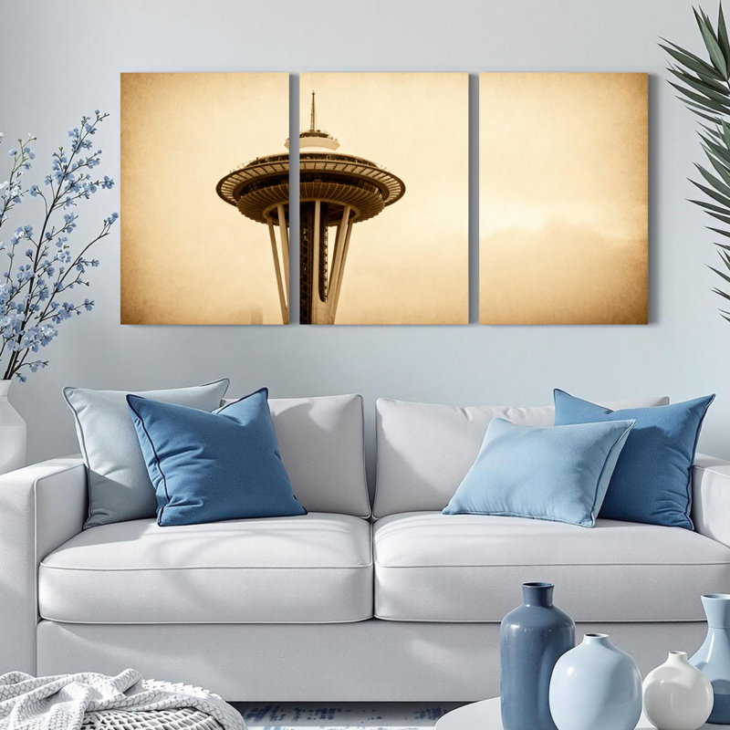 Ensemble de 3 tableaux sur toile tendue représentant la Space Needle de Seattle, aux tons sépia, H 24 po x l 48 po