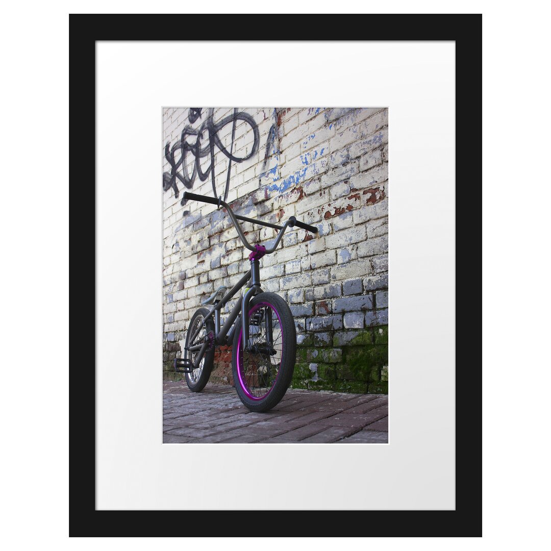 Gerahmtes Poster Fahrrad vor Graffitiwand