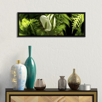 «Close-up of Flowers and Leaves», reproduction de photo sur toile