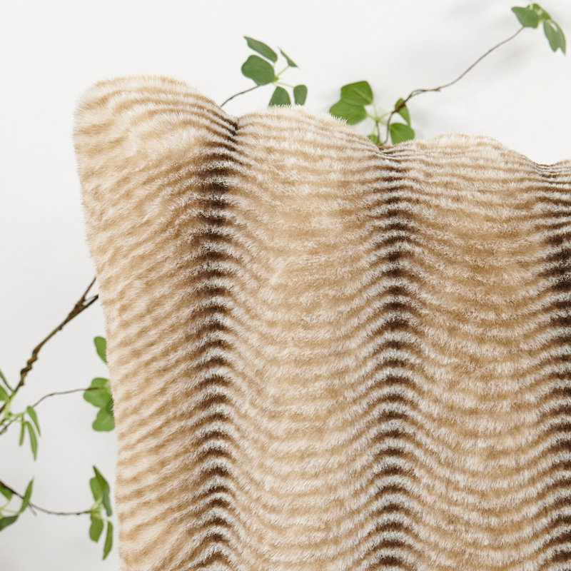 Housse de coussin rayée en fausse fourrure, Brun