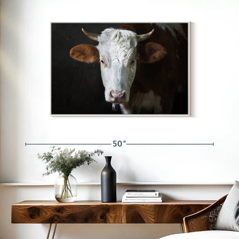 Visage de vache sérieux, Cadre flottant blanc, 37 po x 25 po