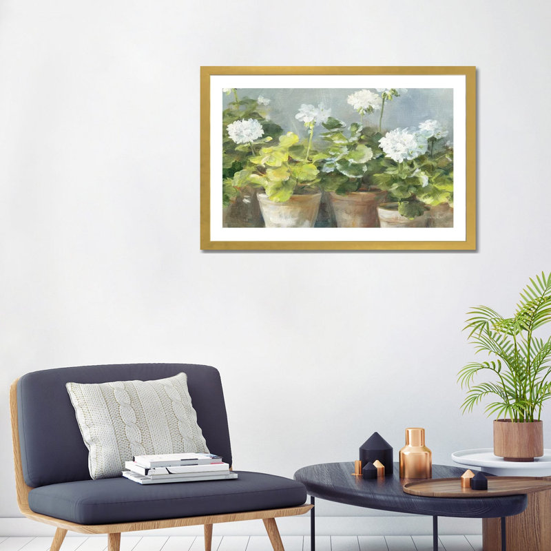«White Geraniums» par Danhui Nai - reproduction d'art, H 24 po x l 32 po x P 1 po, Papier encadré doré, Blanc