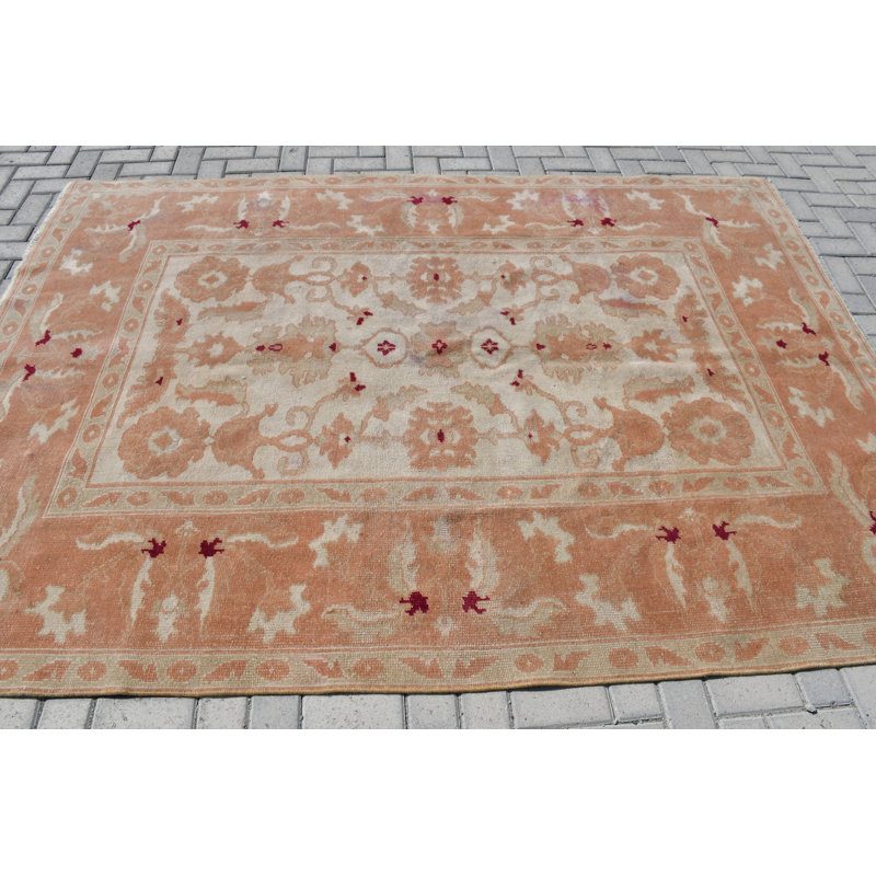 Tapis turc vintage en laine fabriqué à la main idéal pour un décor de salon bohémien avec un design anatolien beige / rose