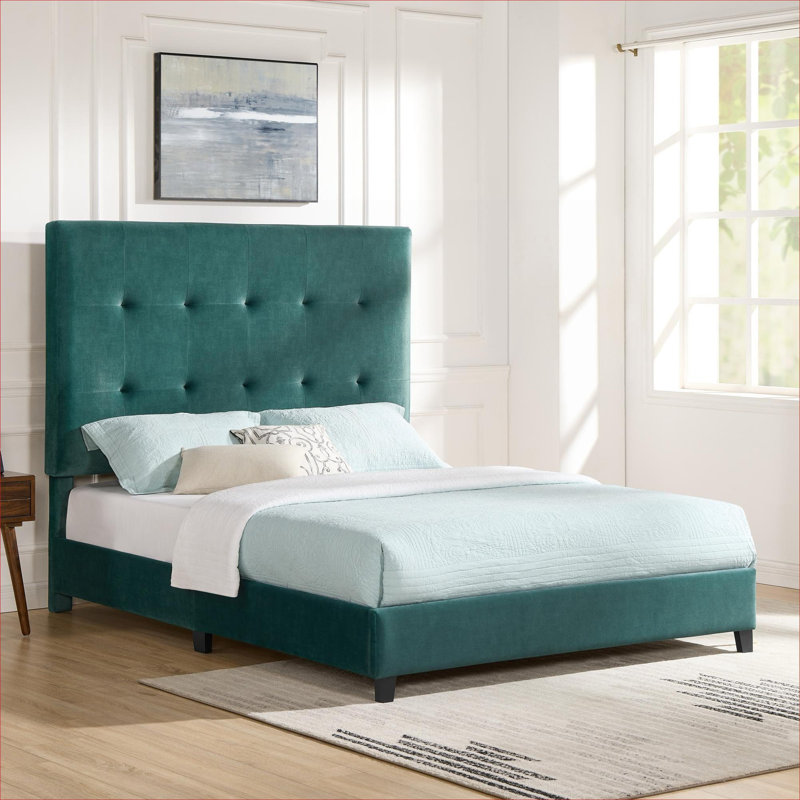 Grand lit plateforme tapissier capitonné avec revêtement en velours vert doux pour une chambre résidentielle