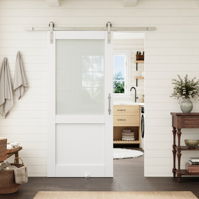 Porte de grange standard préfinie, apprêtée blanche, demi-vitrée et âme pleine, 36 po x 80 po, avec quincaillerie en nickel pour garde-manger