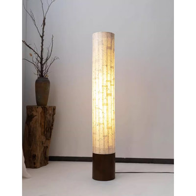 Grand luminaire de plancher à abat-jour texturé