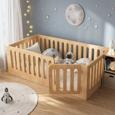 Lit Montessori en bois massif, certifié CPC, pour enfant (taille simple), avec barrières de sécurité hautes et porte d'accès. Design discret, sans sommier. Couleur naturelle.