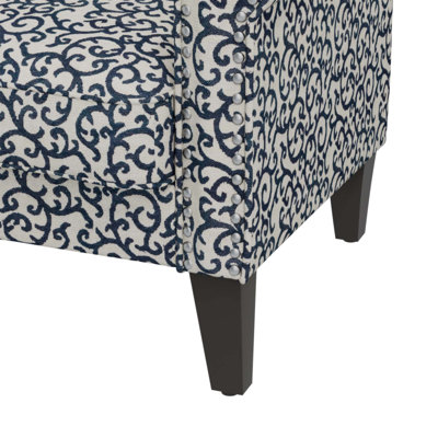 Le fauteuil d'appoint Barnet en forme de vigne courbée avec des pieds en bois massif allie confort et design élégant pour les maisons modernes.