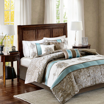 Édredon pour grand lit 7 pièces. En bleu, brun et motif cachemire enchanteur. Comprend des taies décoratives et des coussins décoratifs à motif cachemire élégant. Livré ornemental