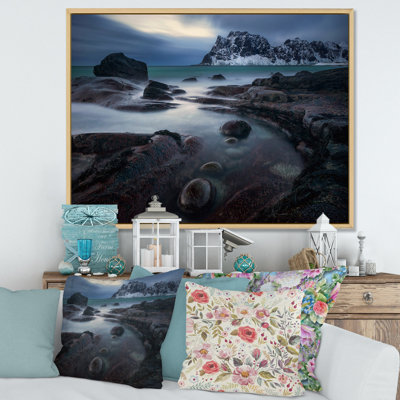Côte rocheuse avec montagnes au coucher du soleil - Peinture sur toile