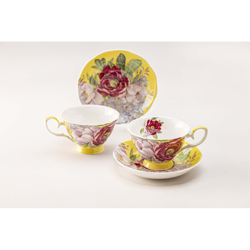 Tasse et soucoupe en porcelaine tendre 
