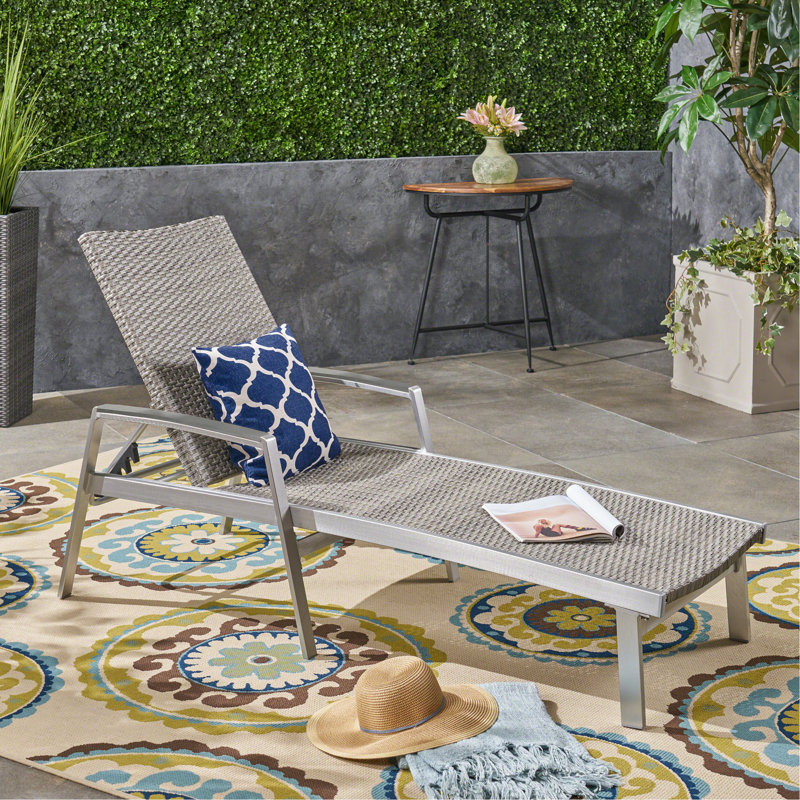 CHAISE LUNGE